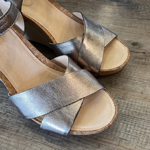 NWT Clarks Gold Sandals size 9 - Picture 4 of 9